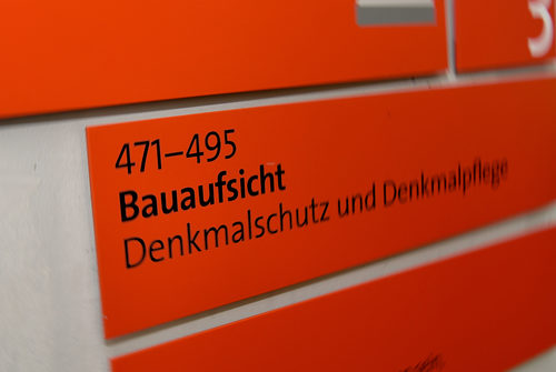 Rotes Schild (Wegweiser) mit der Aufschrift "Bauaufsicht - Denkmalschutz und Denkmalpflege