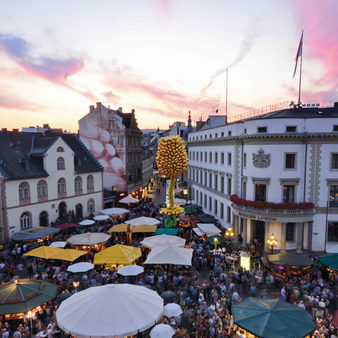 Weinfest am Marktplatz Wiesbaden Luftaufnahme