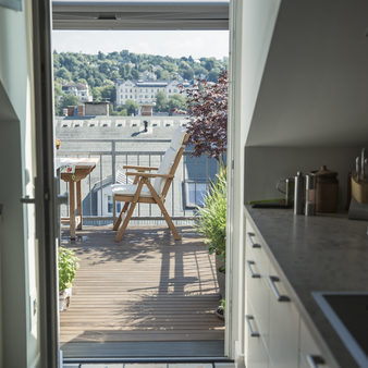 Blick auf der Küche auf Balkonterrasse