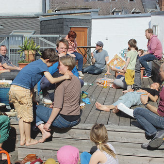 Gemeinsames Entspannen auf der Balkonterrasse