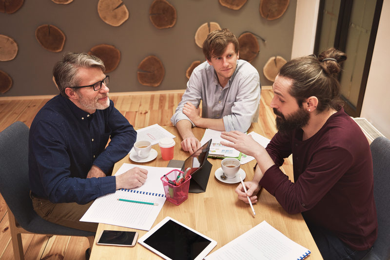 Menschen planen über Papierkram auf dem Tisch