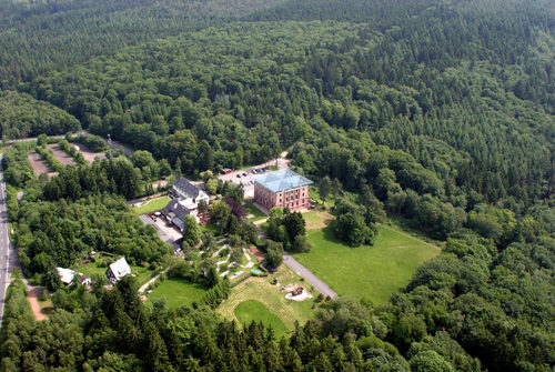 Jagdschloss Platte mitten im Grünen: Luftaufnahme