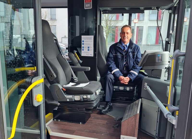 Das Bild zeigt einen Busfahrer der ESWE, der lächelt.