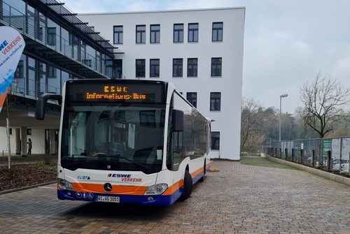 Das Bild zeigt den ESWE-Informationsbus.