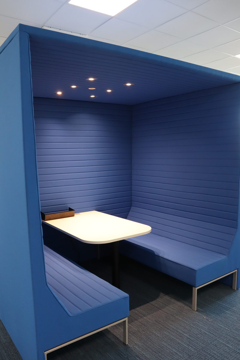 Eine blaue Meet and Work Box.