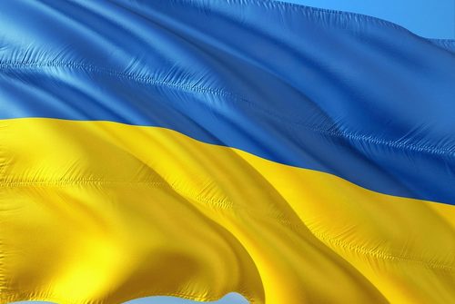 Die Flagge der Ukraine, die im Wind weht.
