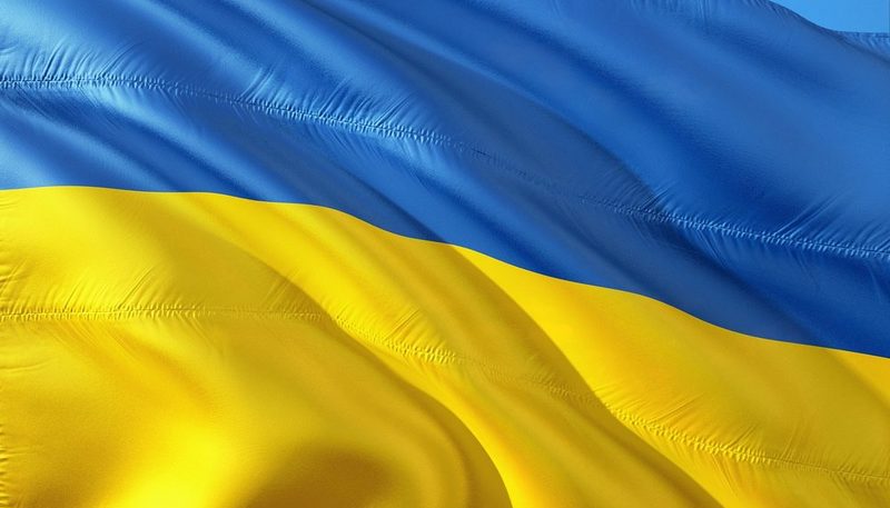 Zu sehen ist die Flagge der Ukraine, die im Wind weht.