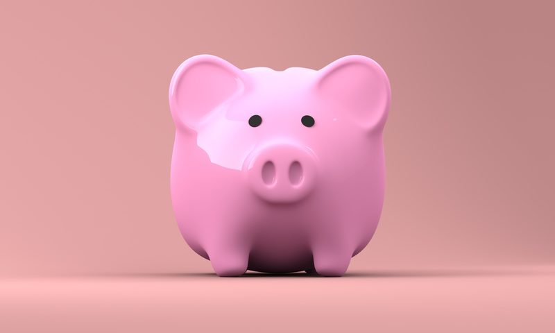 Zu sehen ist ein pinkfarbenes Sparschwein.