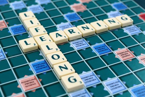 Ein Scrabblefeld mit den Worten Lifelong Learning