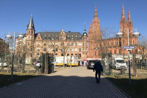 Rathaus Wiesbaden im Frühling