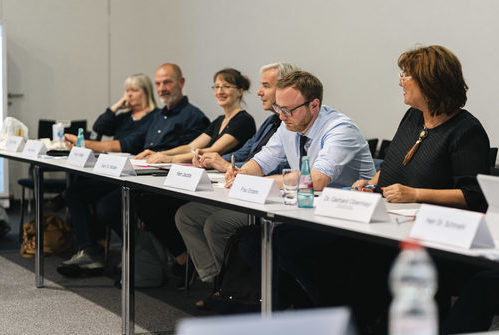 Sitzung Kulturbeirat - Frauen und Männer an einem langen Tisch.