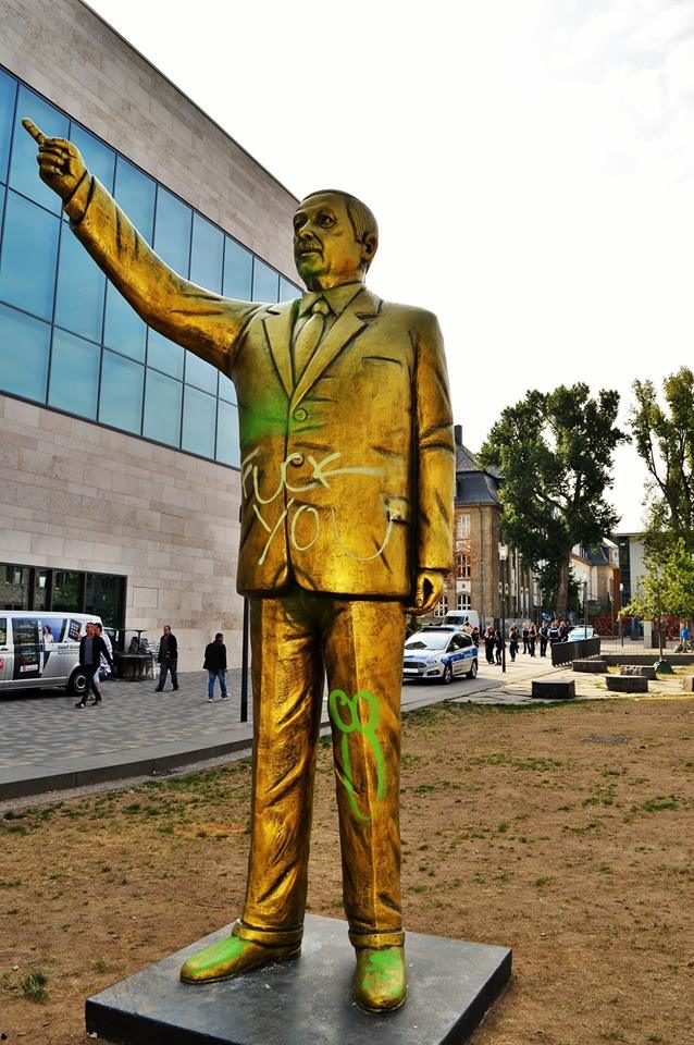 Biennale / Erdogan-Statue