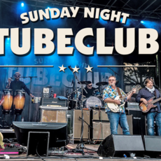 Sunday Night Tubeclub steht auf der Bühne und macht Musik