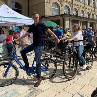 Stadtradeln Personen auf einem Fahrrad vor dem Museum Wiesbaden