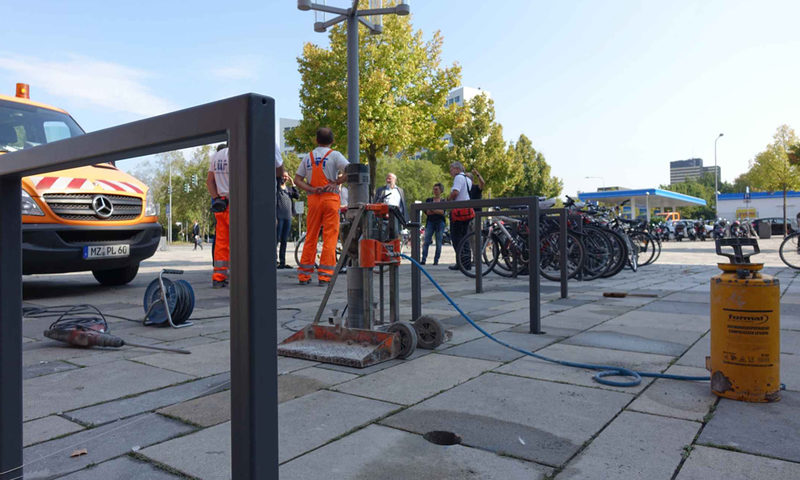 Am Wiesbadener Bahnhof - wie hier bei diesen Bauarbeiten - soll ein Fahrradparkhaus nach Wünschen der Bürger entstehen.