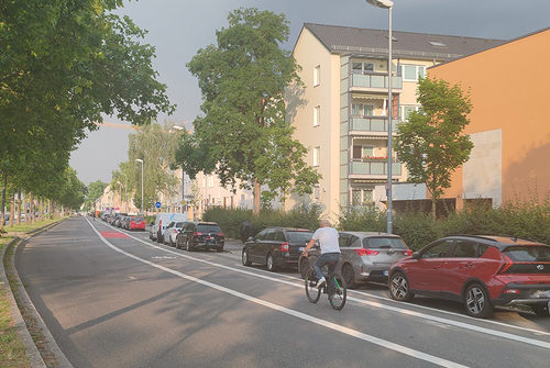 Radfahrstreifen mit Sicherheitstrennstreifen in der Hochheimer Straße