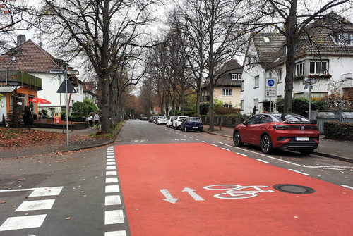 Radfahrer zwischen vielen Autos