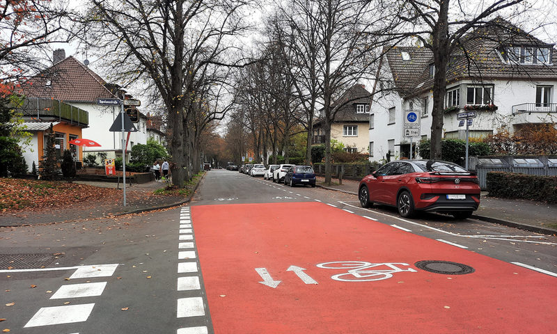 Radfahrer zwischen vielen Autos