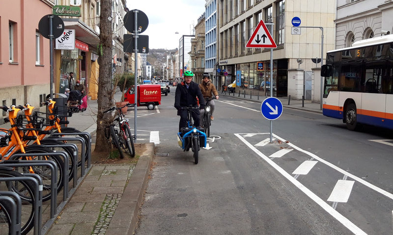 Die Luisenstraße ist nun auch radfahrfreundlich - Dezernent Andreas Kowol auf einem Lastenrad.
