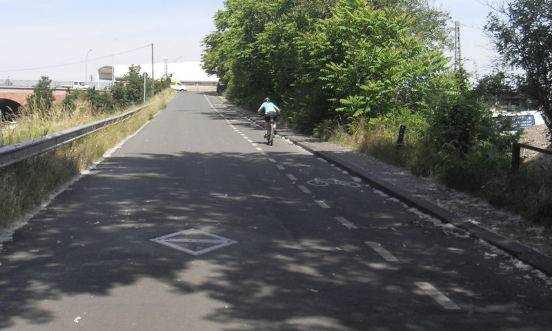 Schutzstreifen bergauf für sicheren Radverkehr - ein Radfahrer ist unterwegs.