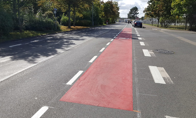 Radweg an einer Straße.