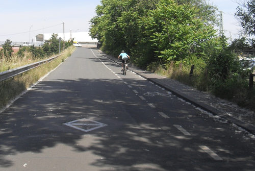 Schutzstreifen bergauf für sicheren Radverkehr - ein Radfahrer unterwegs.