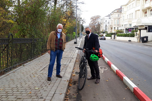 Die Sonnenbereger Straße nach der Umgestaltung - Dezernent Andreas Kowol und Theo Baumstark.