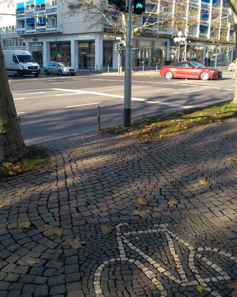 Innenstadt: Auf der Wilhelmstraße haben Radfahrende jetzt die Auswahl zwischen Gehweg und Straße.