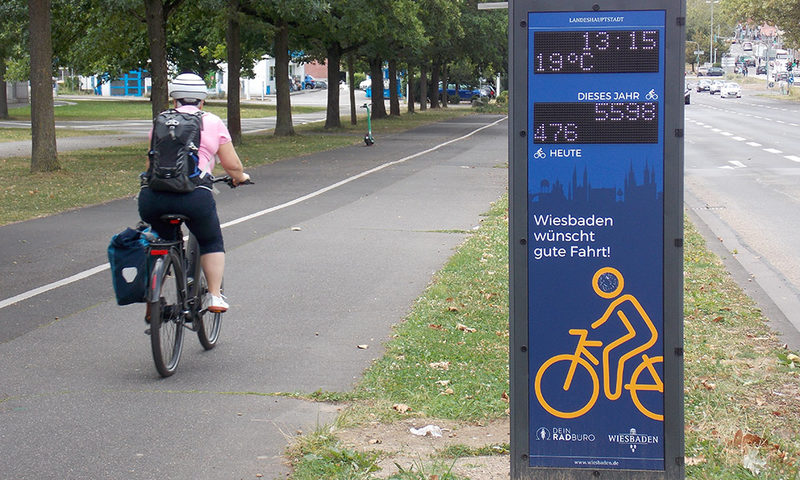 Radweg mit einem Radfahrenden und Zählerstelle für Räder