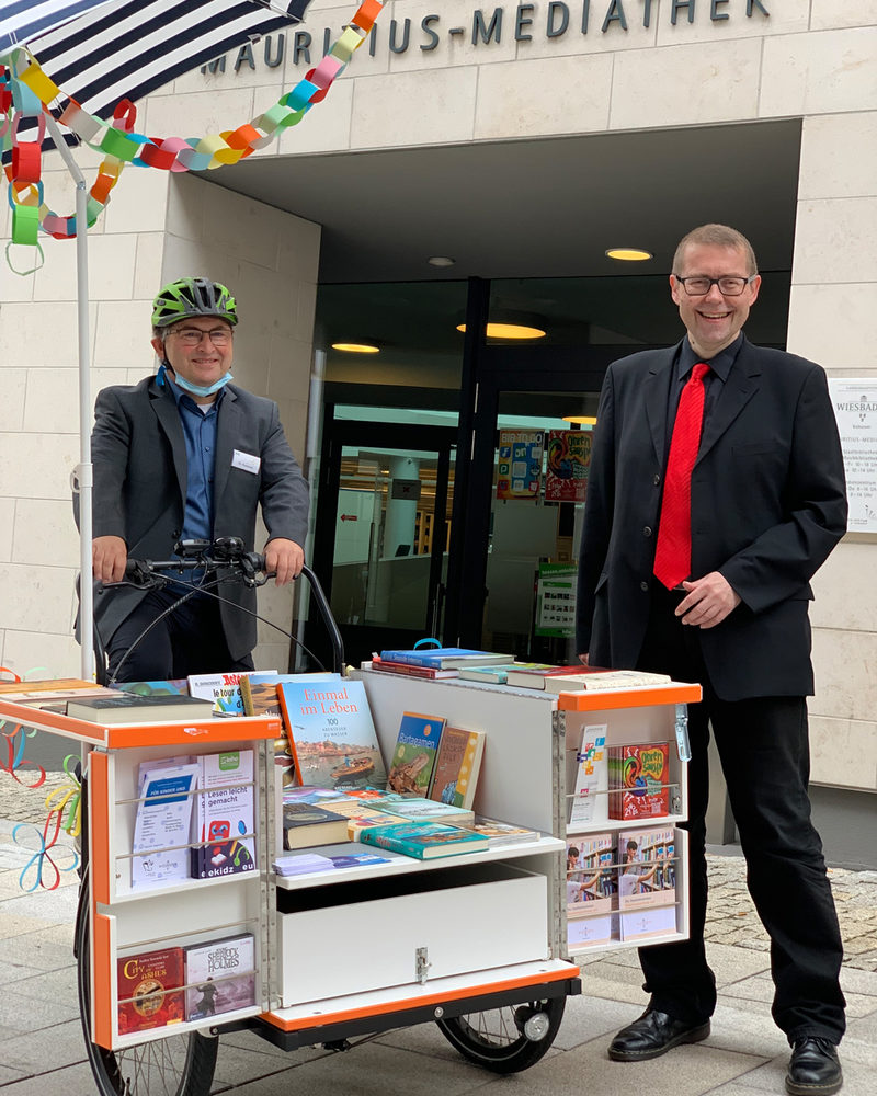 Stadtbibliotheken Wiesbaden präsentieren neues Bibliotheks-Lastenrad