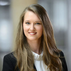 Porträtfoto Catharina Anselmann lächelnd mit offenen langen Haaren in Blazer