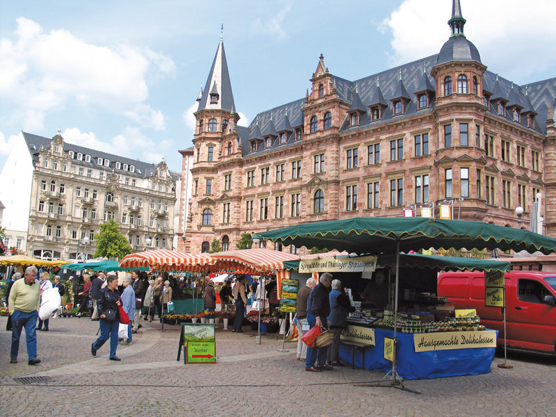 Market in the Dern'sches Gelände in front of the town hall
